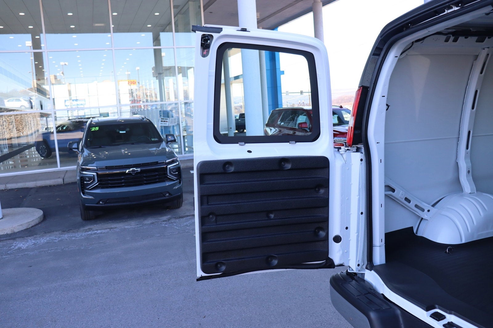 2025 Chevrolet Express Cargo 3500 WT