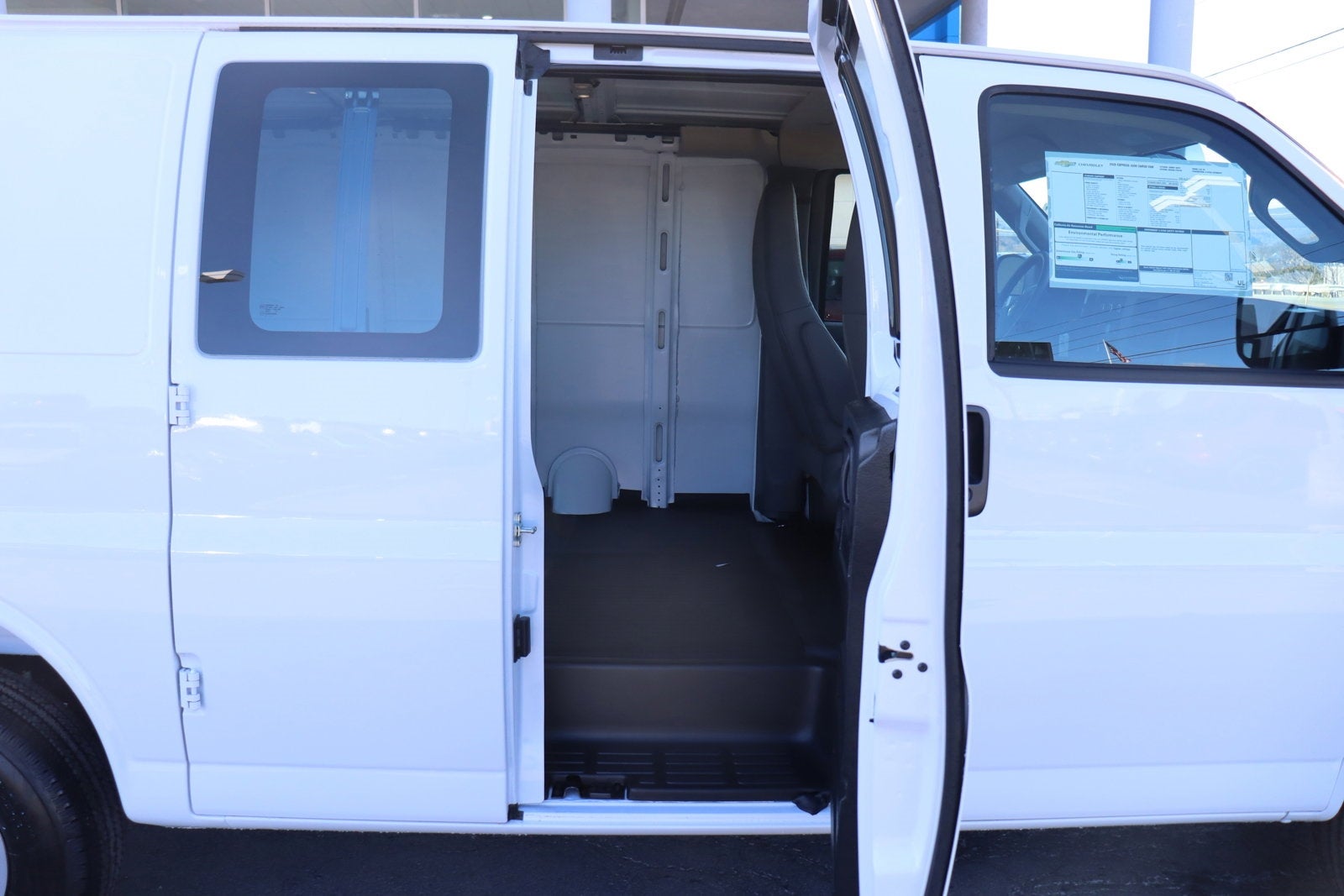 2025 Chevrolet Express Cargo 3500 WT