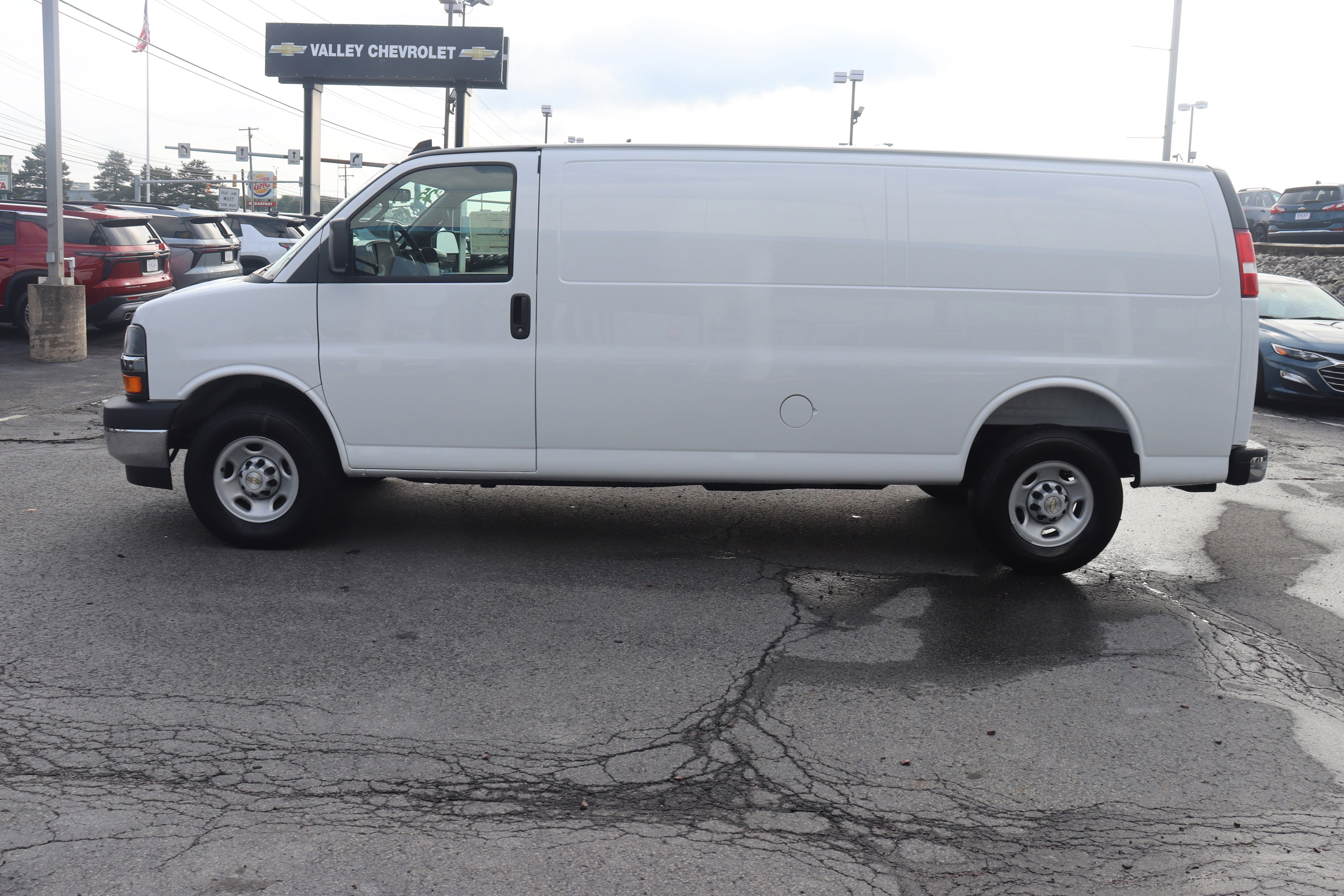 2025 Chevrolet Express Cargo 3500 WT