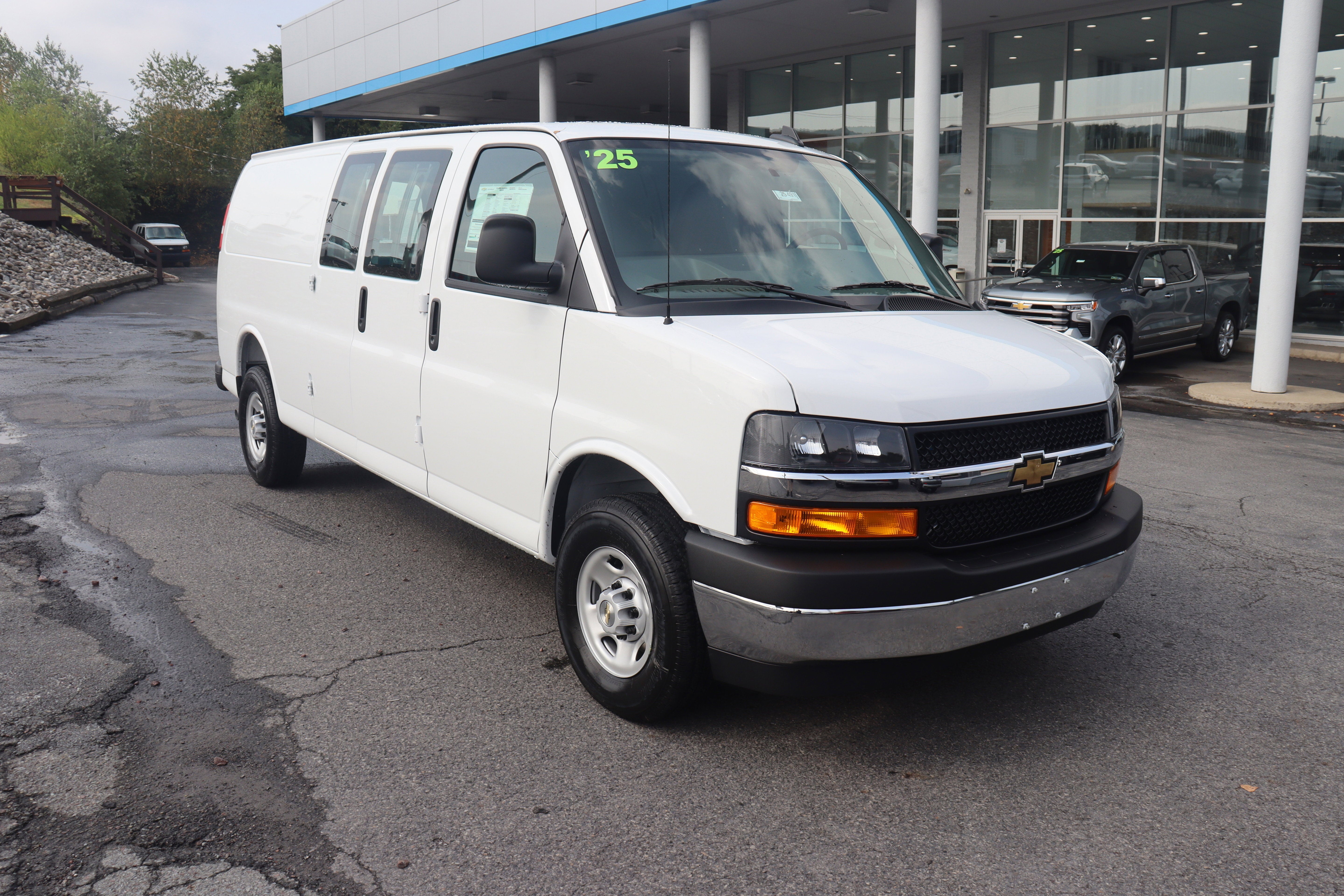 2025 Chevrolet Express Cargo 3500 WT