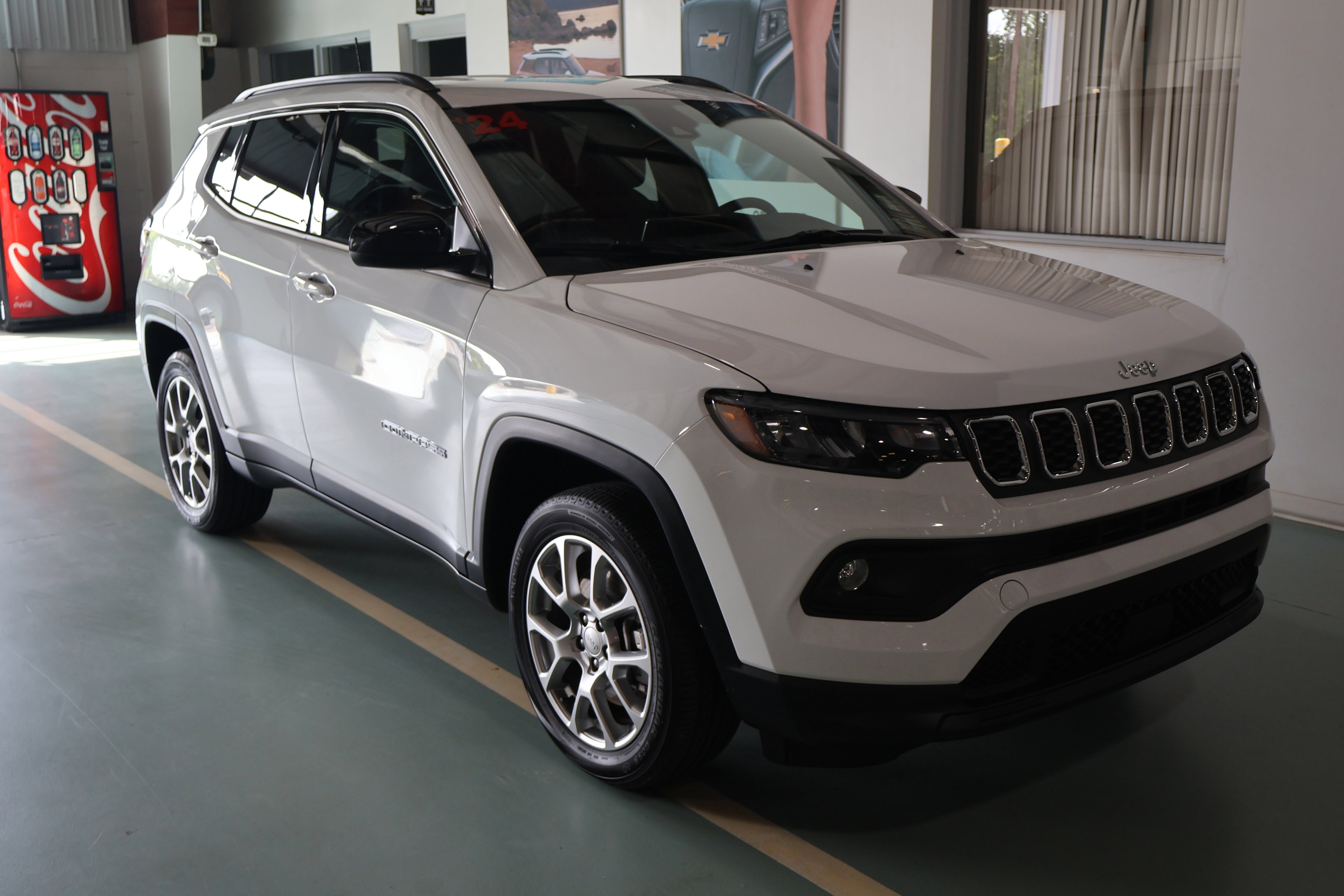 2024 Jeep Compass Latitude Lux FWD