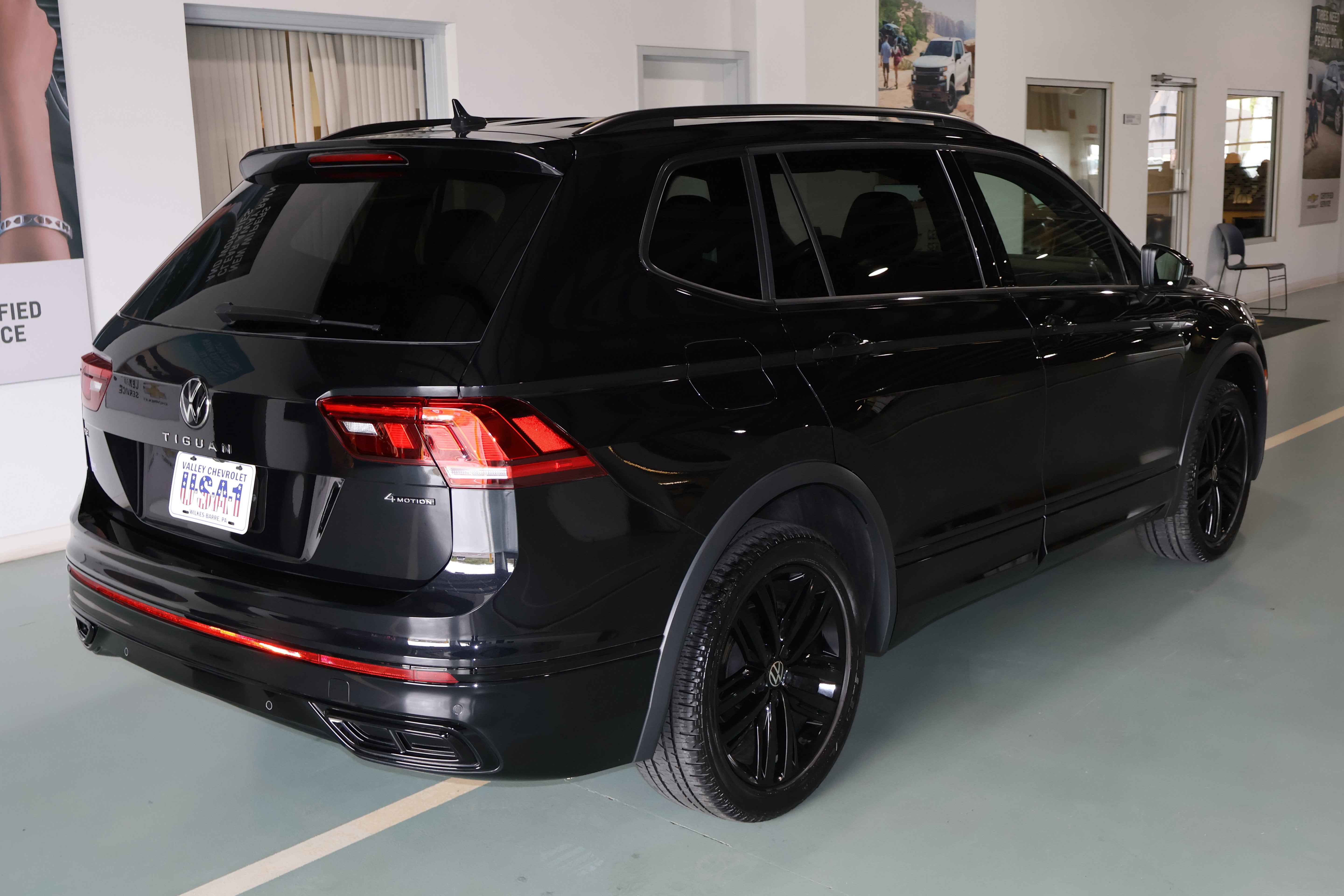 2022 Volkswagen Tiguan SE R-Line Black